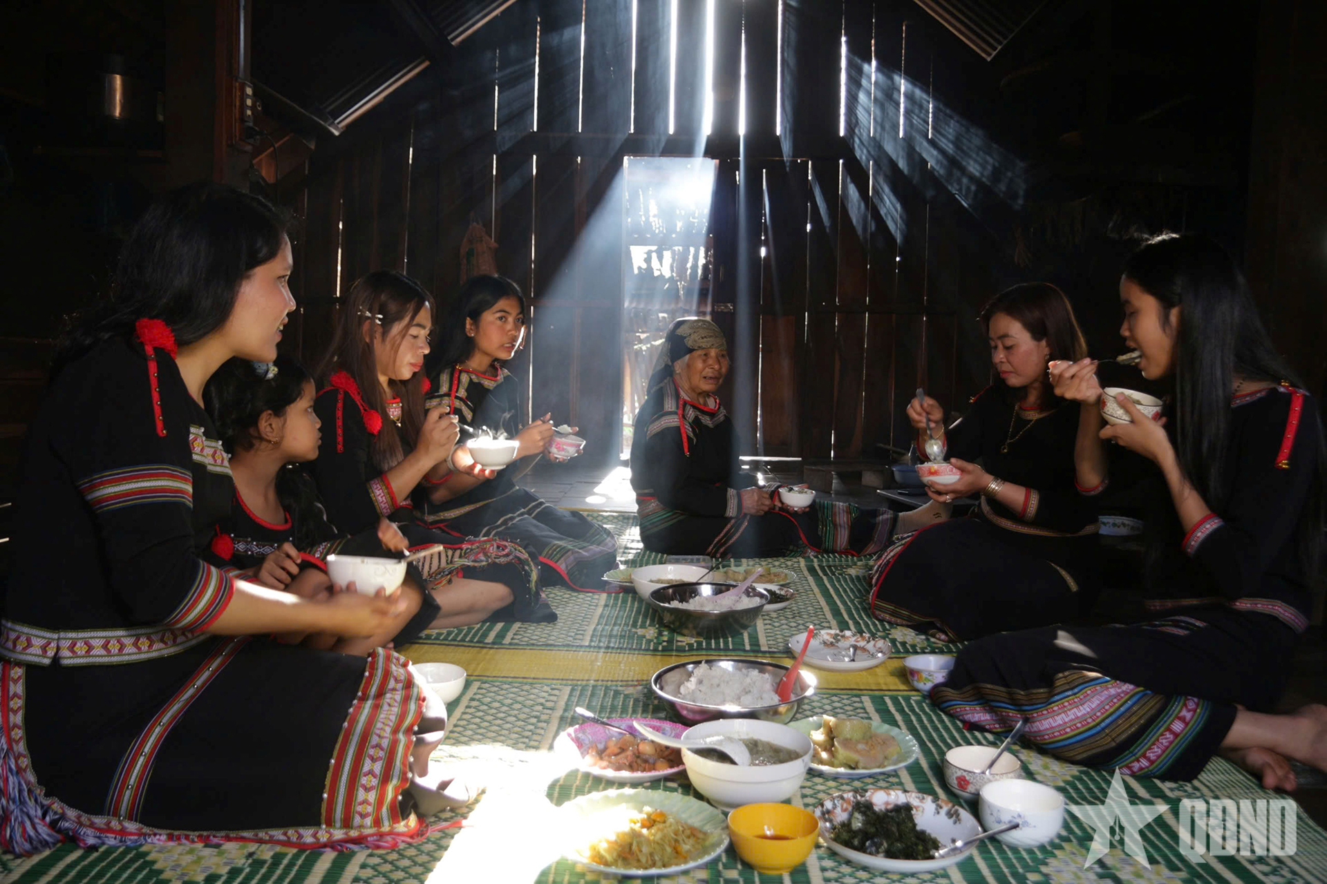 Nông sản trúng mùa, buôn làng Đắk Lắk rộn ràng đón Tết